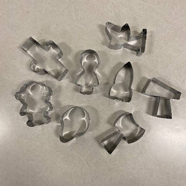 8 cookie cutters in various alien shapes